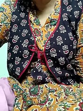 Snapshot of Rosy-B chatting on 09/28/25, 05:29 Rosy-B online show from 09/28/25, 05:29