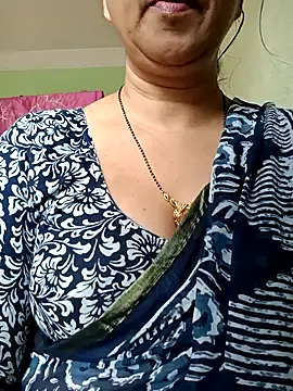 Snapshot of Rosy-B chatting on 10/04/25, 12:52 Rosy-B online show from 10/04/25, 12:52