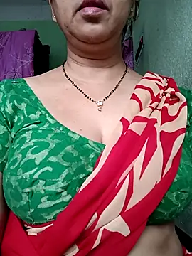 Snapshot of Rosy-B chatting on 10/17/25, 12:36 Rosy-B online show from 10/17/25, 12:36