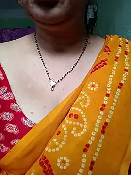 Snapshot of Rosy-B chatting on 10/28/25, 12:25 Rosy-B online show from 10/28/25, 12:25