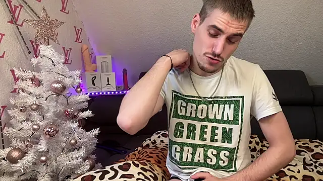 Snapshot of Cookieboy88 chatting on 11/25/25, 12:27 Cookieboy88 online show from 11/25/25, 12:27