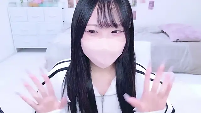 Snapshot of Suzu_ch_xx chatting on 10/19/25, 01:12 Suzu ch xx online show from 10/19/25, 01:12