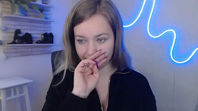 holly xglam online show from 02/05/25, 09:15