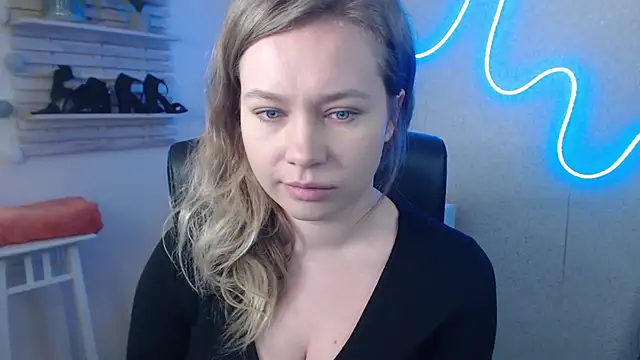 holly xglam online show from 02/18/25, 11:11