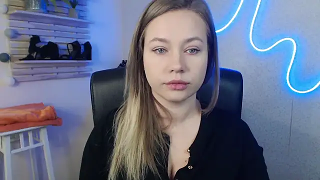 holly xglam online show from 03/18/25, 12:16