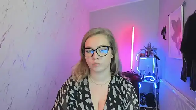 holly xglam online show from 10/29/25, 07:04