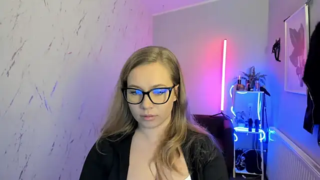 holly xglam online show from 11/05/25, 08:20