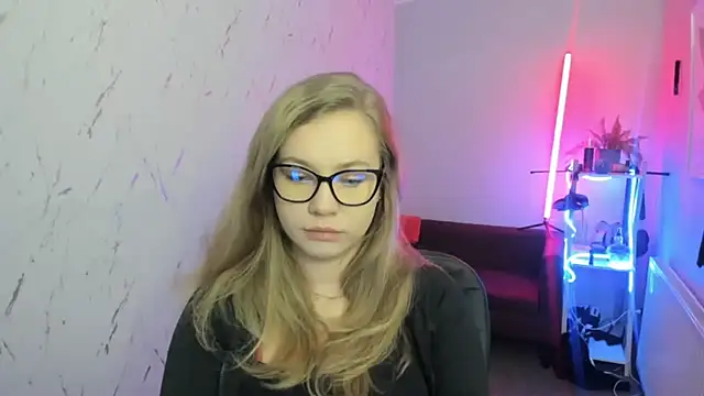 holly xglam online show from 12/05/25, 07:21