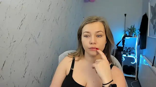 holly xglam online show from 02/15/26, 06:15