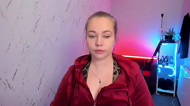 holly xglam online show from 03/18/26, 08:01