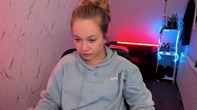 holly xglam online show from 04/10/26, 07:29