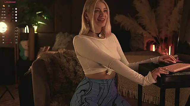 LinaKinky online show from 12/15/24, 09:03