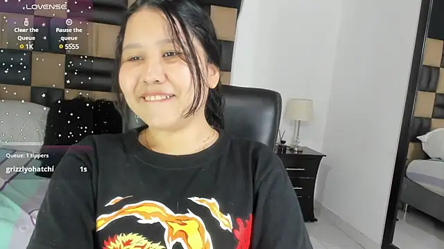 Snapshot of BonnyDelux chatting on 12/19/24, 10:00 BonnyDelux online show from 12/19/24, 10:00