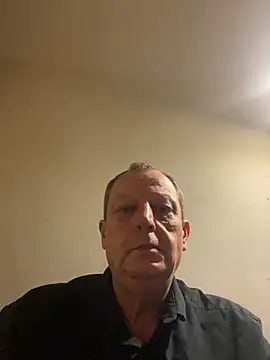 Snapshot of chubbybear2cum chatting on 09/20/25, 10:44 chubbybear2cum online show from 09/20/25, 10:44