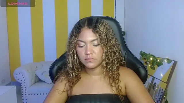 Snapshot of Cristal_War chatting on 02/25/25, 12:14 Cristal War online show from 02/25/25, 12:14