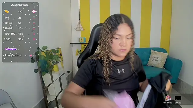 Snapshot of Cristal_War chatting on 10/23/25, 10:52 Cristal War online show from 10/23/25, 10:52