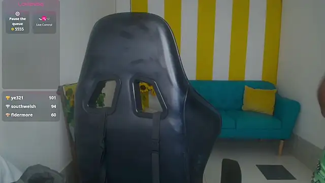 Snapshot of Cristal_War chatting on 11/19/25, 11:38 Cristal War online show from 11/19/25, 11:38