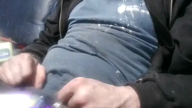 Snapshot of robeaulieu02 chatting on 01/28/25, 01:05 robeaulieu02 online show from 01/28/25, 01:05