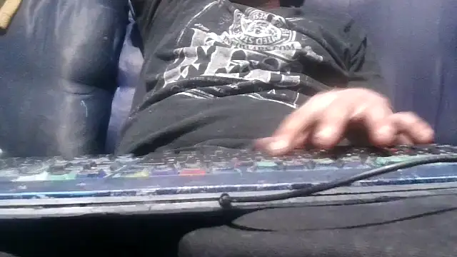 Snapshot of robeaulieu02 chatting on 03/17/25, 04:40 robeaulieu02 online show from 03/17/25, 04:40