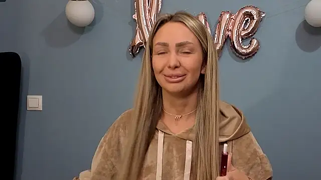 Snapshot of AnnaMaee chatting on 02/25/25, 10:18 AnnaMaee online show from 02/25/25, 10:18