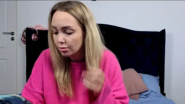 Snapshot of AnnaMaee chatting on 11/12/25, 07:57 AnnaMaee online show from 11/12/25, 07:57