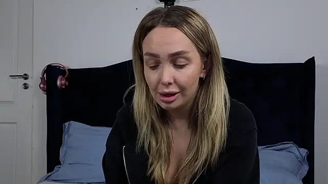 Snapshot of AnnaMaee chatting on 11/19/25, 08:31 AnnaMaee online show from 11/19/25, 08:31