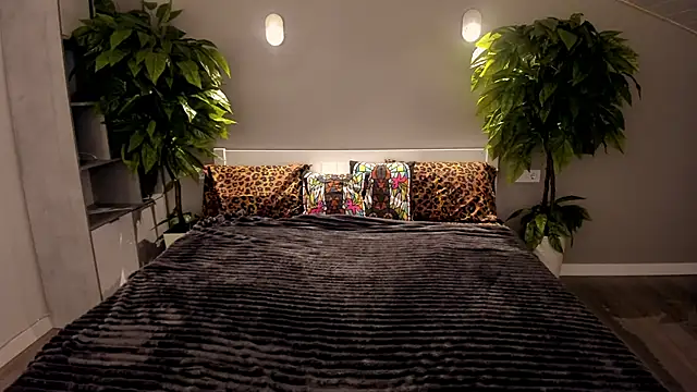 MagicPeachh  online show from 12/02/25, 06:41