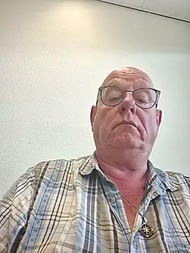 andrejoyfull64 online show from 07/01/26, 11:23