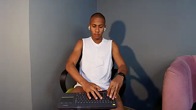 Snapshot of Ethan_Fox11 chatting on 02/19/25, 02:12 Ethan Fox11 online show from 02/19/25, 02:12