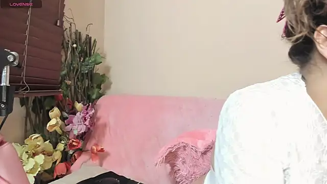 Snapshot of sara__lynn chatting on 02/01/25, 05:28 sara lynn online show from 02/01/25, 05:28