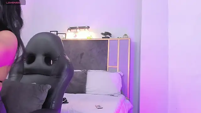 Chloe fischer  online show from 03/12/26, 02:45