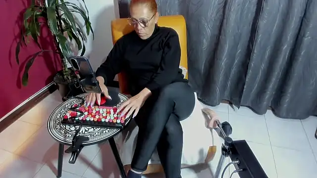 Snapshot of BrendaSex_Hot chatting on 10/18/25, 08:42 BrendaSex Hot online show from 10/18/25, 08:42