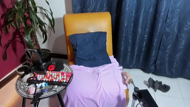 Snapshot of BrendaSex_Hot chatting on 10/21/25, 11:49 BrendaSex Hot online show from 10/21/25, 11:49