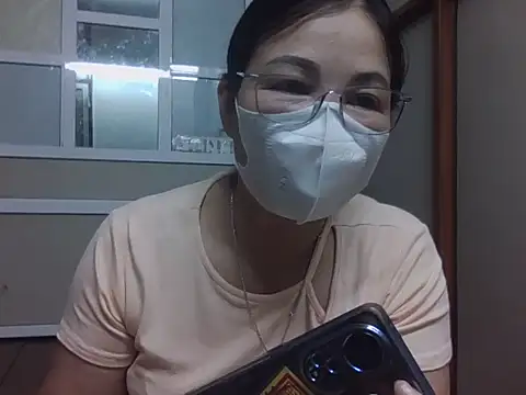 Snapshot of MaiHuong77 chatting on 10/15/25, 10:59 MaiHuong77 online show from 10/15/25, 10:59