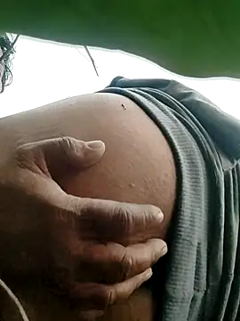 Snapshot of Young_couple143 chatting on 02/27/25, 05:13 Young couple143 online show from 02/27/25, 05:13