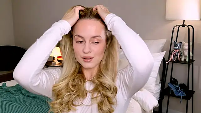 RozzitaBedberry online show from 10/15/25, 01:22