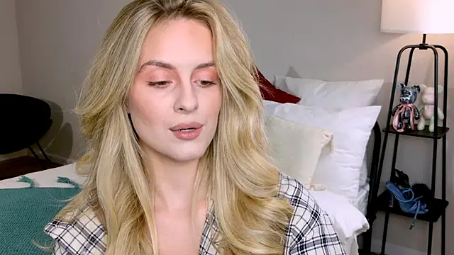 RozzitaBedberry online show from 10/19/25, 01:45