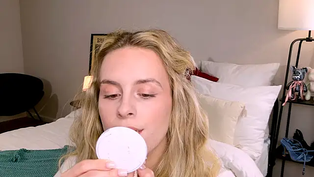 RozzitaBedberry online show from 10/29/25, 01:02