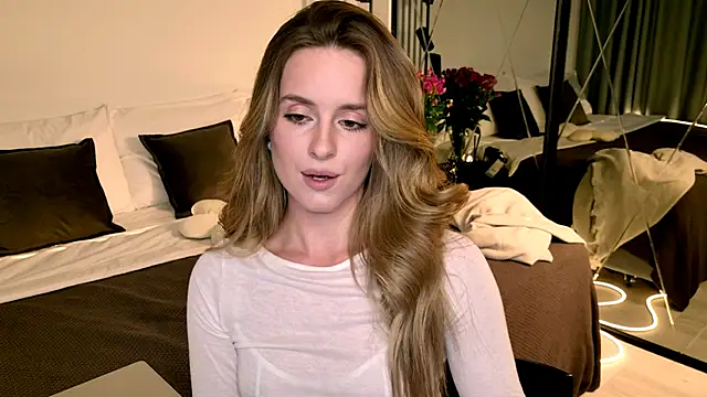 RozzitaBedberry online show from 04/24/26, 03:36