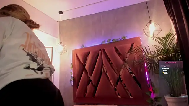 Haelycute online show from 02/06/25, 11:43