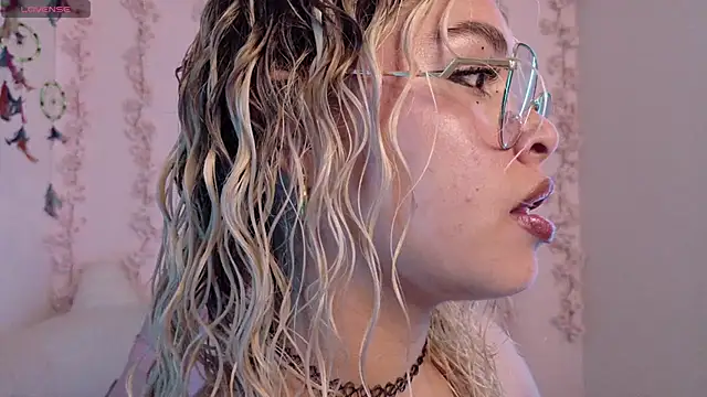 Haelycute online show from 04/19/26, 08:33