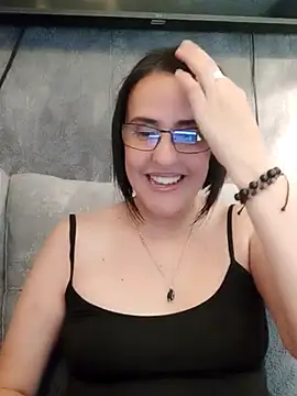 Snapshot of IsisBlake chatting on 02/09/25, 01:44 IsisBlake online show from 02/09/25, 01:44