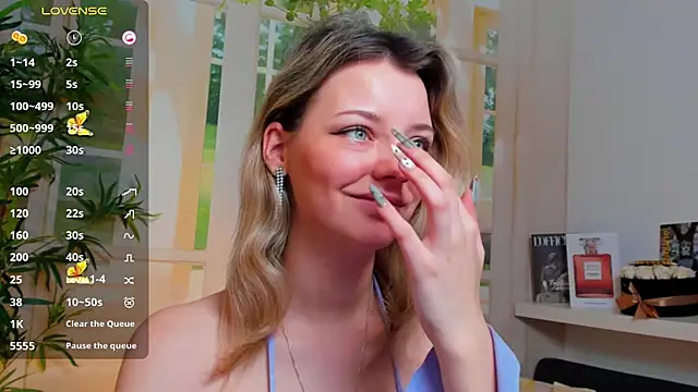 pretty little thing online show from 01/31/25, 03:44