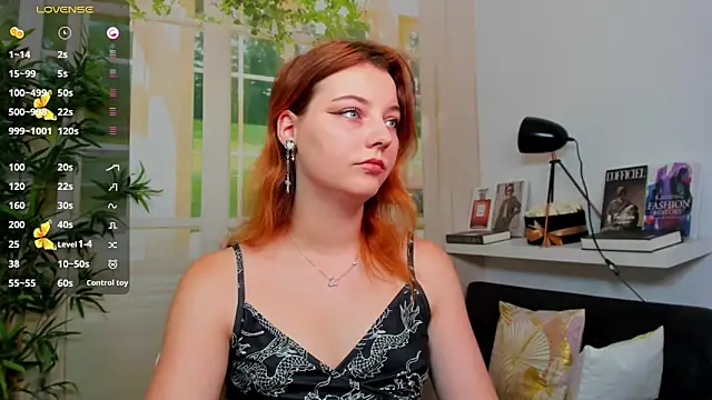 pretty little thing online show from 09/10/25, 12:05