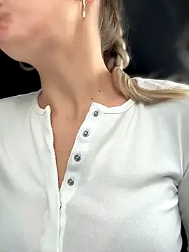 Snapshot of Crazy-Rosa chatting on 11/15/25, 06:33 Crazy-Rosa online show from 11/15/25, 06:33