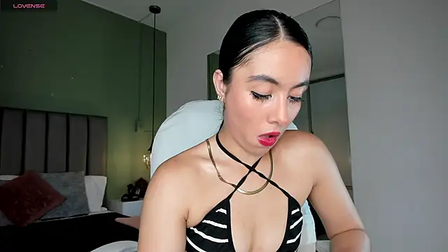 Snapshot of Samaanthaa_ chatting on 02/08/25, 12:17 Samaanthaa online show from 02/08/25, 12:17