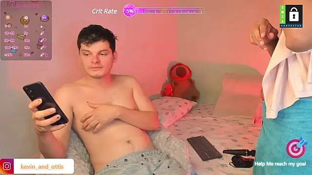 Snapshot of _Ottis_ chatting on 01/08/25, 01:11 Ottis online show from 01/08/25, 01:11