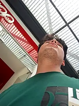 Snapshot of _Ottis_ chatting on 10/21/25, 03:46 Ottis online show from 10/21/25, 03:46