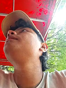 Snapshot of _Ottis_ chatting on 11/05/25, 04:29 Ottis online show from 11/05/25, 04:29