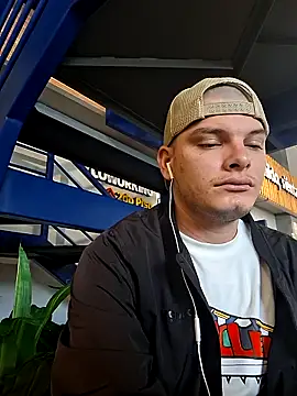 Snapshot of _Ottis_ chatting on 11/06/25, 04:08 Ottis online show from 11/06/25, 04:08